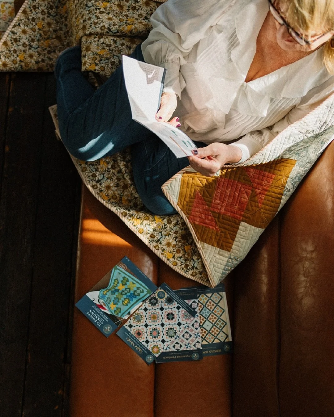 There&rsquo;s a crackling fire to my right, a window full of snow drifts to my left, a kitten purring on my lap, and hot cocoa warming my hands. All I need now is a good book and one of @primetimequiltco quilts wrapped around my shoulders.

If you wa