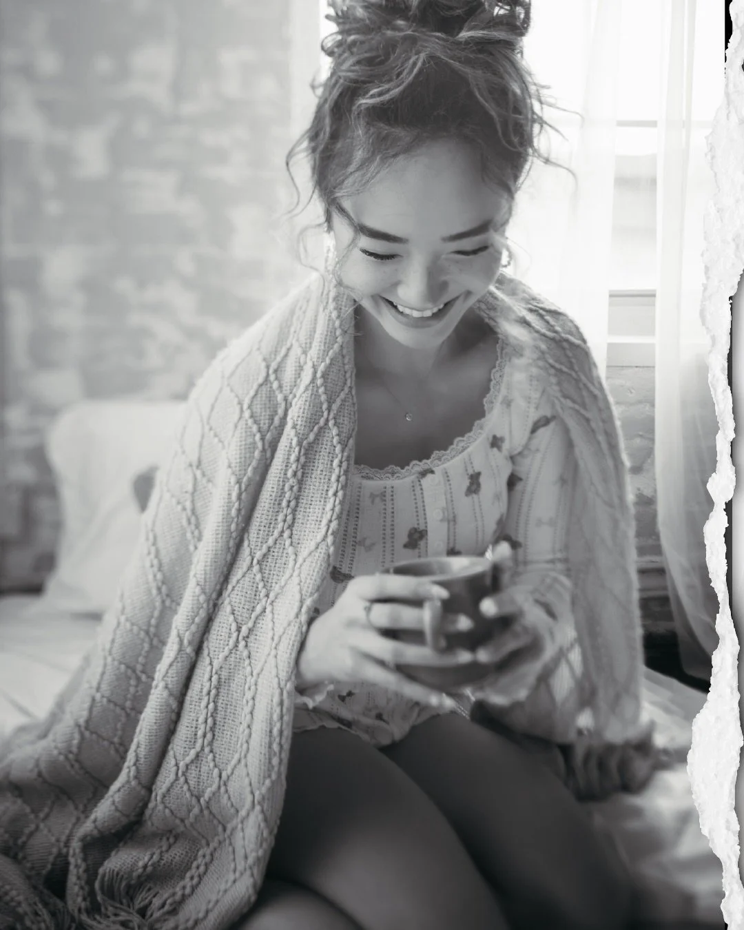 Cozy Sunday morning vibes with the fab @devorahozburn 
&bull;
My goals: crossword puzzle + pjs + a NY style apartment + @lensbabyusa lenses.
&bull;
Reimagine portraits. Let&rsquo;s pull a single thread from your everyday life and recreate it into som
