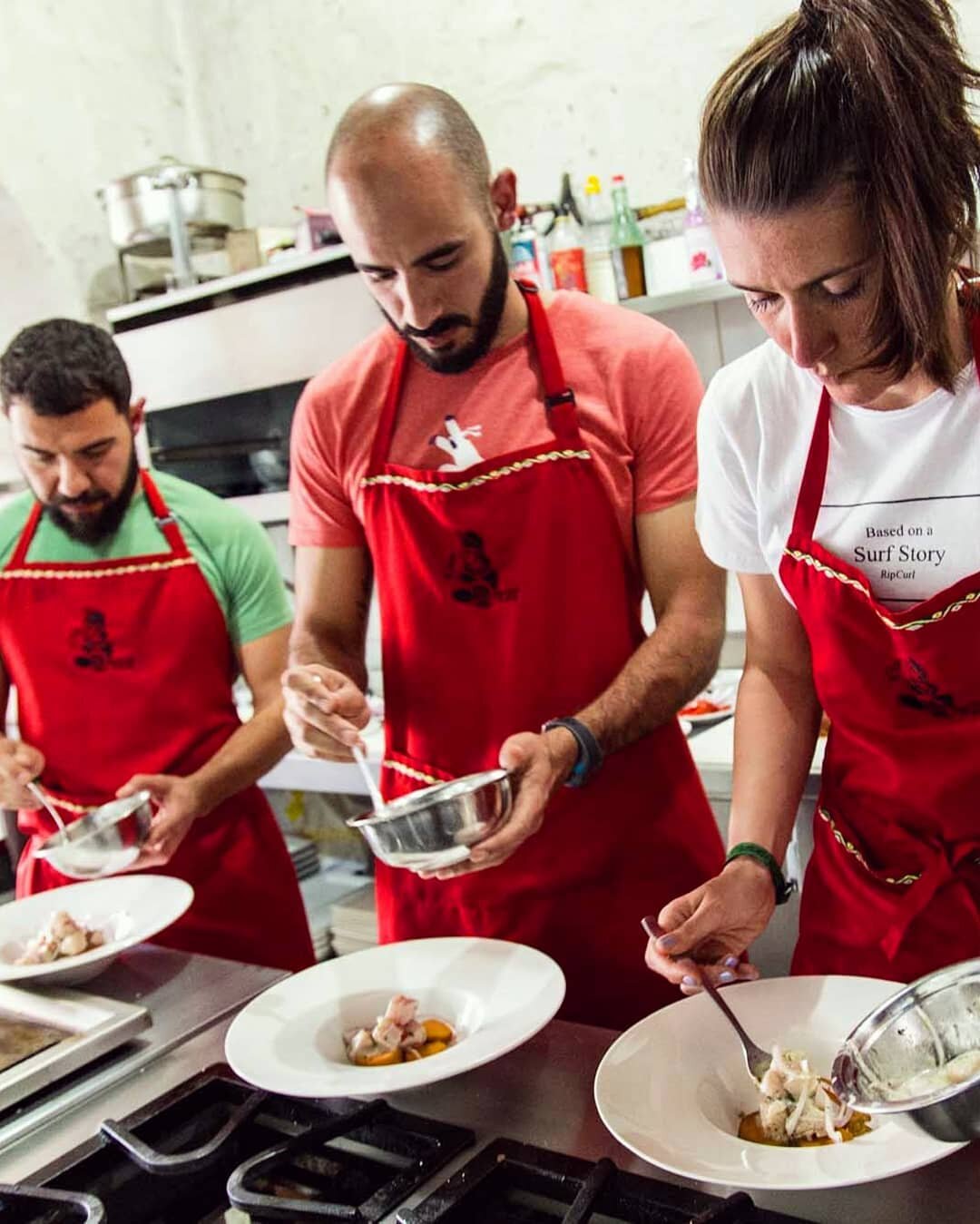 Ready, set, flamb&eacute; 🔥 ⁣
⁣
📍Arequipa, Peru 🇵🇪⁣⁣
⁣
Arequipa is a gourmet city, heaven for foodies like us.⁣
⁣
We took a cooking class with @chefarthurgarciamado where we learnt to cook ceviche and lomo saltado.⁣
⁣
Fab nearly set his beard on 