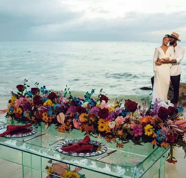 Now that&rsquo;s a beautiful view . Great florals , beautiful glass charger ,stainless steel 18/10 cutlery . Beautiful glass sweetheart table . Gorgeous couple, what could be better ? What do you like the most ? #jamaica #weddingsinja #weddingsinjama