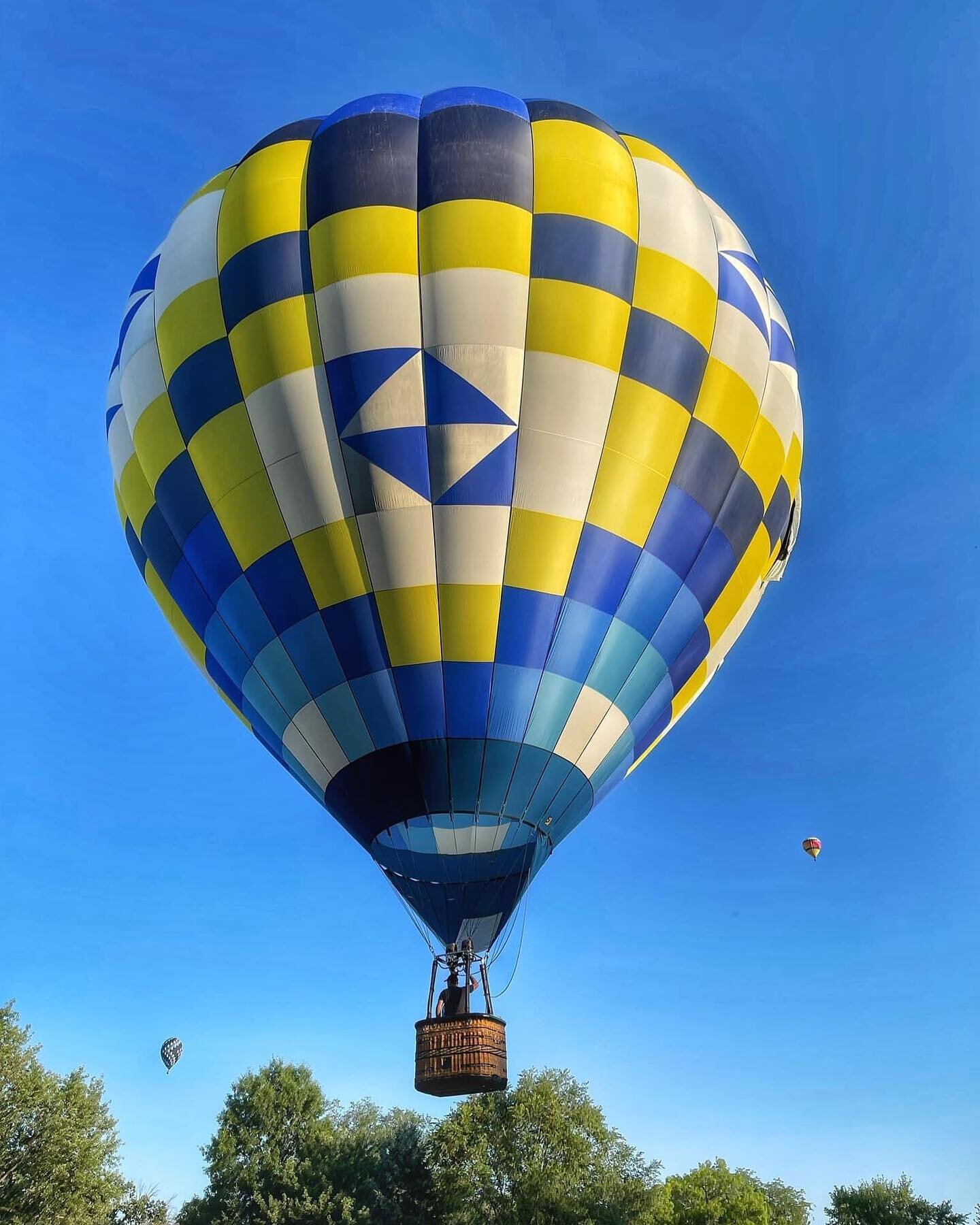 @thenationalballoonclassic starts tonight! Looking for something to do while you wait for the first launch? Check the links in our bio for ideas of how to #wanderwarrencounty!

📸: @mweeks45 

#balloons #hotairballoon #thisisiowa #catchdsm #iowasumme