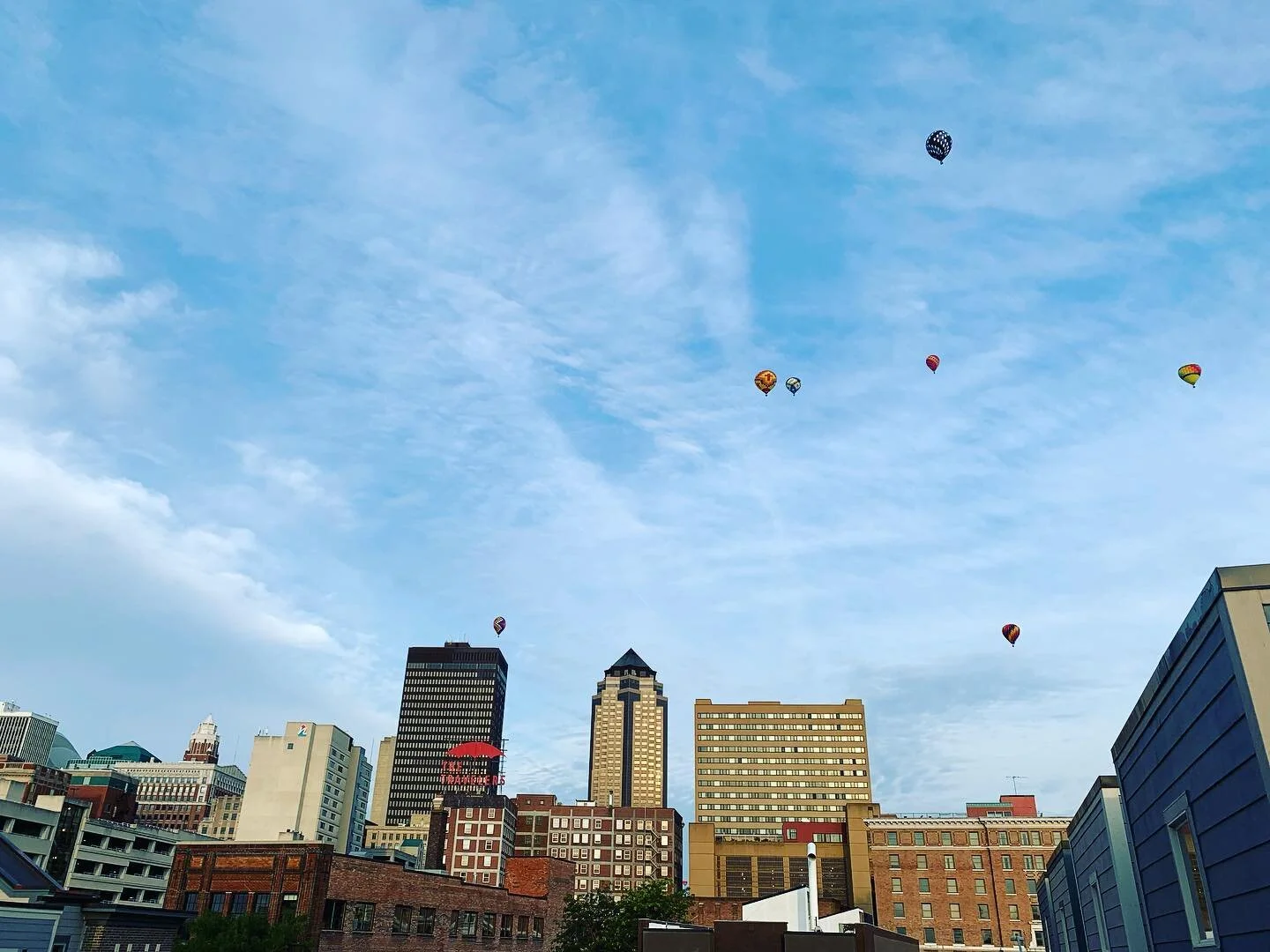 Who saw the balloons over #desmoines this morning?? 🙋&zwj;♀️☁️🎈@thenationalballoonclassic starts this Friday! #catchdsm #thisisiowa #hotairballoon #lookup #skyline #iowa #dsm #wanderwarrencounty