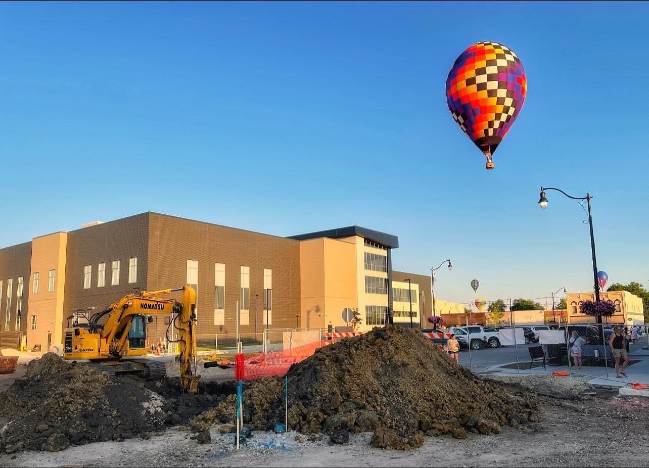 A little construction can&rsquo;t stop a balloon parade! We had a lovely night watching the balloons fly over downtown Indianola. Thanks to all who came and to @mweeks45 for the photo! #wanderwarrencounty #nationalballoonclassic @thenationalballooncl