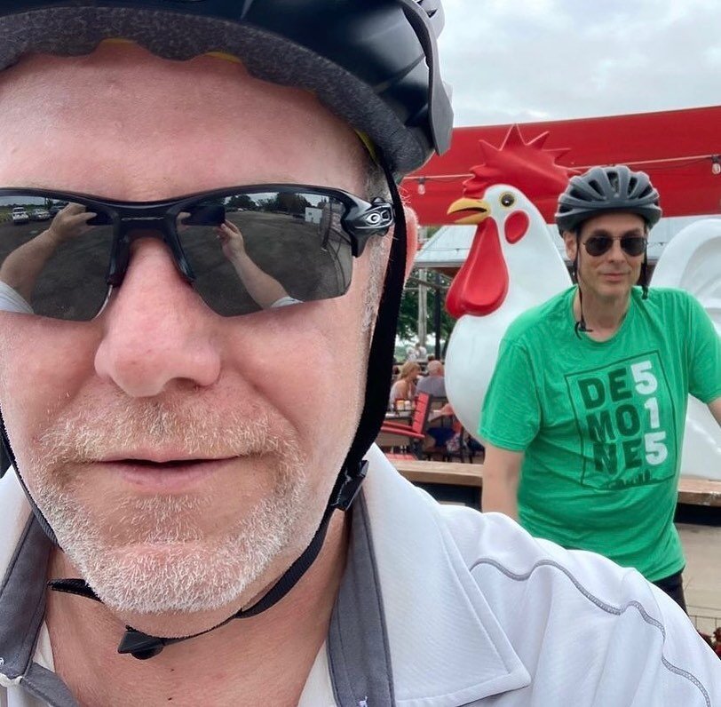 Chicken photo bomb! 📸🐓😁 Plenty of photo-ops on the #greatwesterntrail in Warren County.

Thanks for sharing your ride with us @jayrbyers 

📸: @jayrbyers 

#bikeiowa #iowatrails @chickenorilla #cummingia #cummingtap #wanderwarrencounty @warrencoun