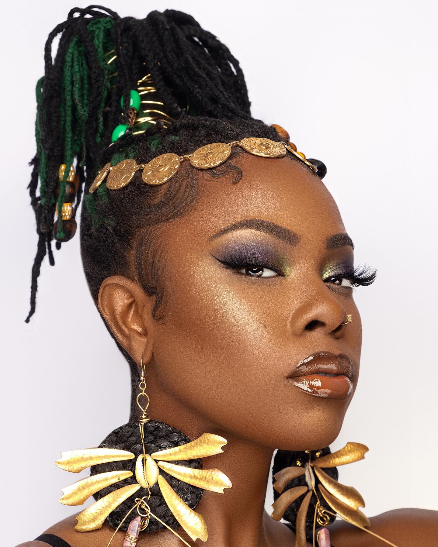 We loved working  with Queen @nestreya for her new single &ldquo; How I&rsquo;m Feeling &ldquo; 

Photography: @nyarko_photography 
Model: @nestreya
Hair @hairbysusy using hairbysusy edge control
Makeup @beatbykai 
Jewelry &amp; headpiece @queensarah