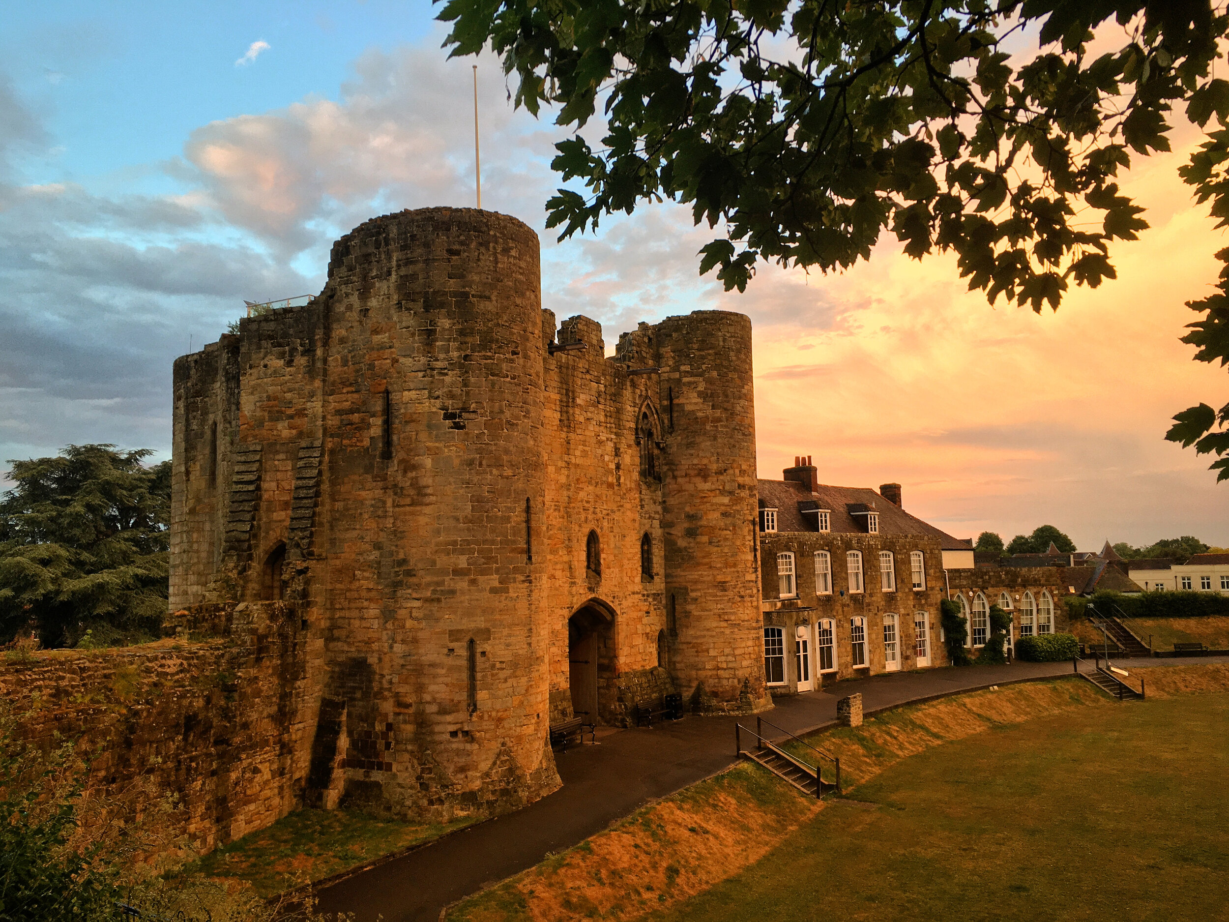 Walk Tonbridge - Tonbridge castle - sunset.jpg