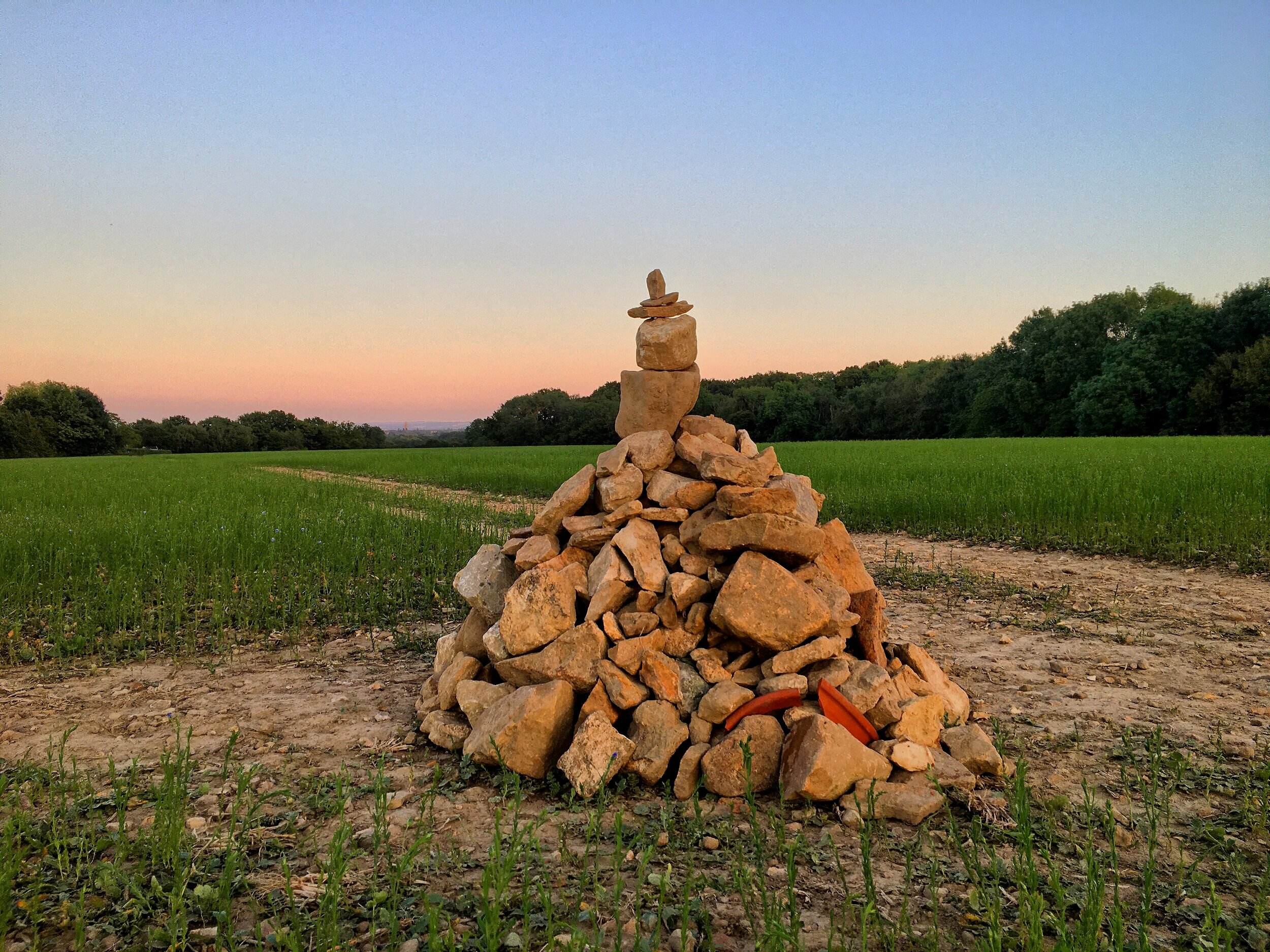 Walk+tonbridge+-+the+steeplechase+-+plaxtol+cairn+-+sunset.jpg