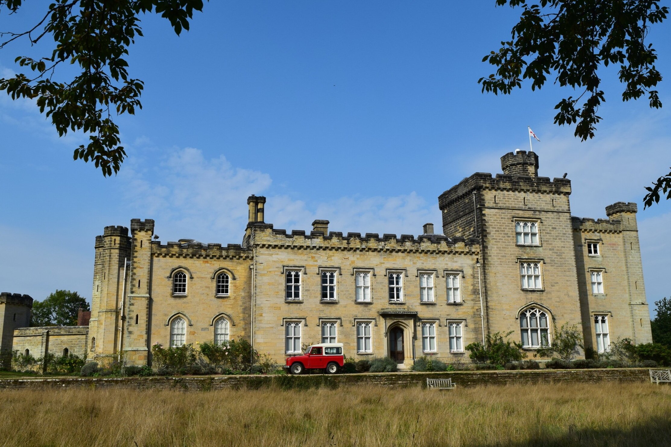 Walk+Tonbridge+-+Walk+15+-+Castle+on+The+Hill+-+Chiddingstone++Castle+-+Chiddingstone-+blue+sky+-+tree+line+.jpg