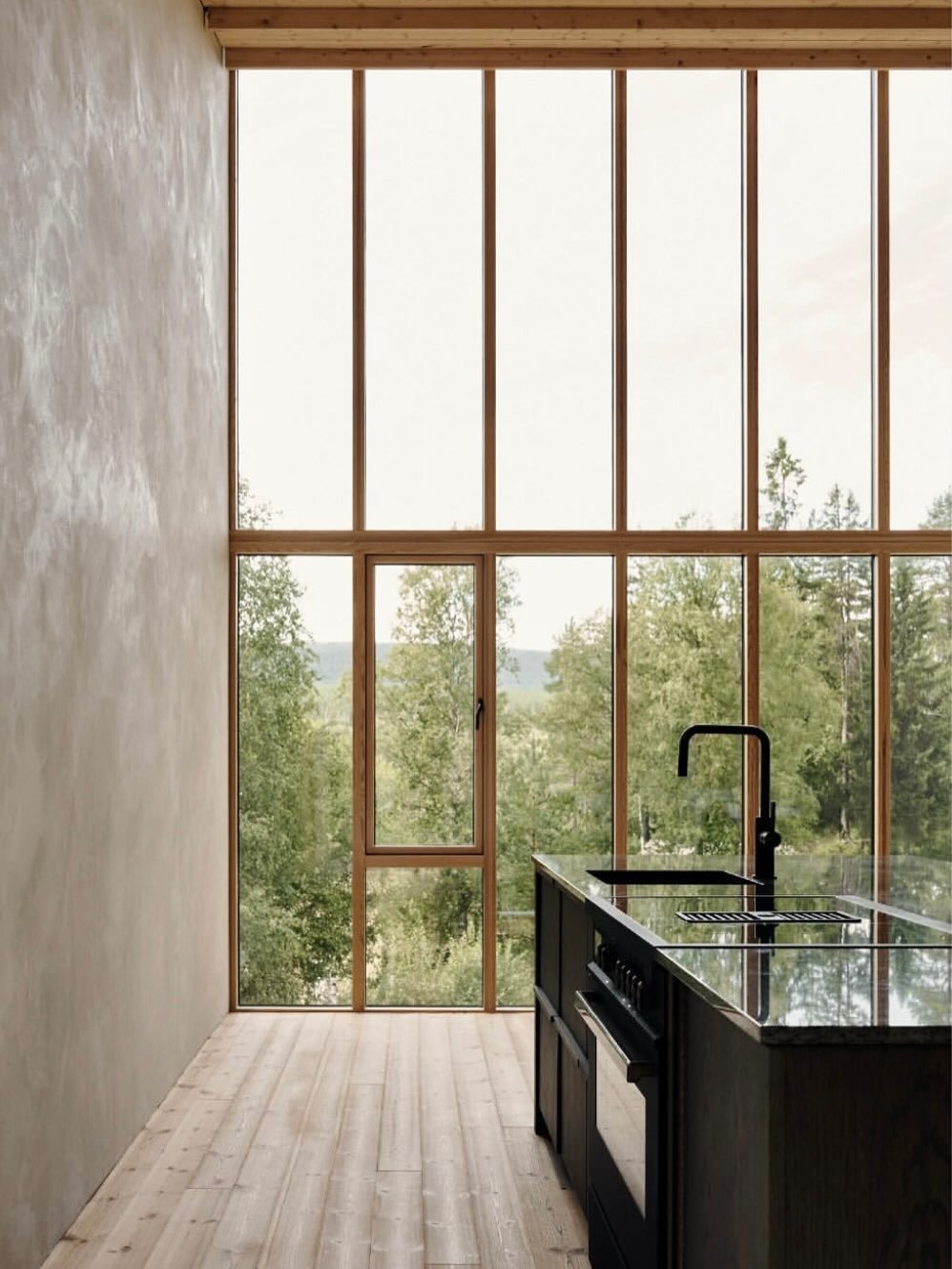 Up amongst the treetops there is a house that ticks all the boxes. In this lovely project we had the privilege of designing and producing the kitchen. What a great house! See the latest episode (nr 7) of Grand Designs to see more and check out @flyin