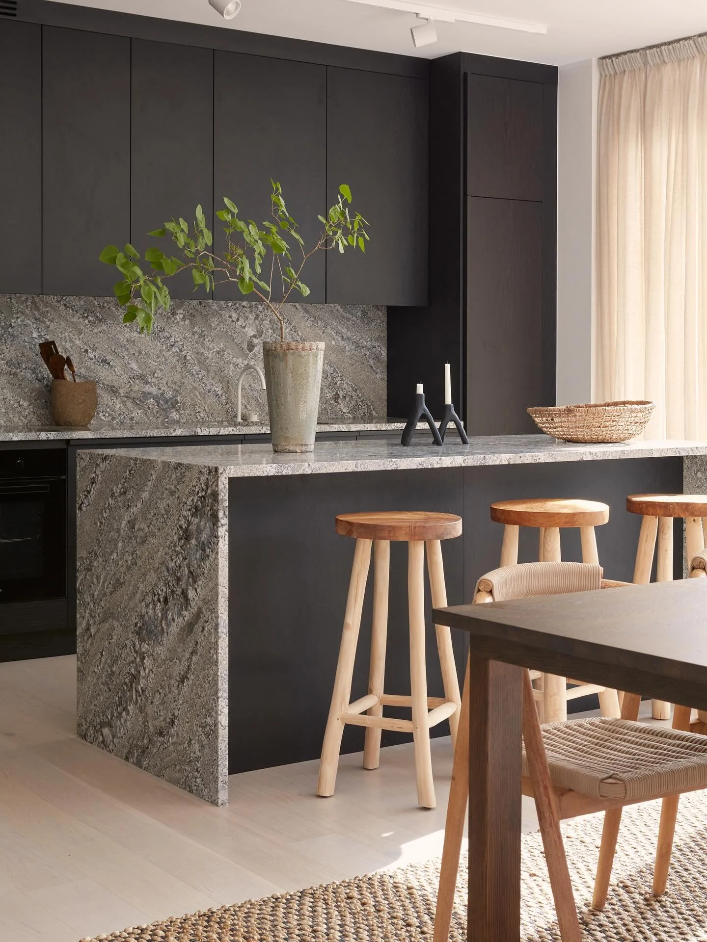 A kitchen where simplicity meets timeless elegance.
Dark oak cabinets, natural stone, and handcrafted details create a space that feels both modern and warm. Perfect for everyday moments, and beautiful for gatherings.

Which detail is your favorite &