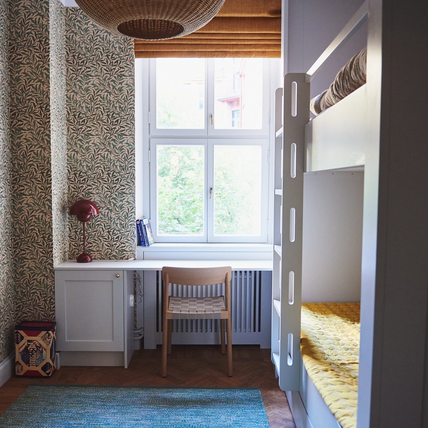 A glimpse into the kids room in project Apartment K, a handcrafted bunk bed and desk with storage. Designed to perfectly fit the space and the needs of the family. 🍃✨

#kidsroom #BespokeInteriors 
#InteriorDesign #MadeToMeasure #inredningsdesign