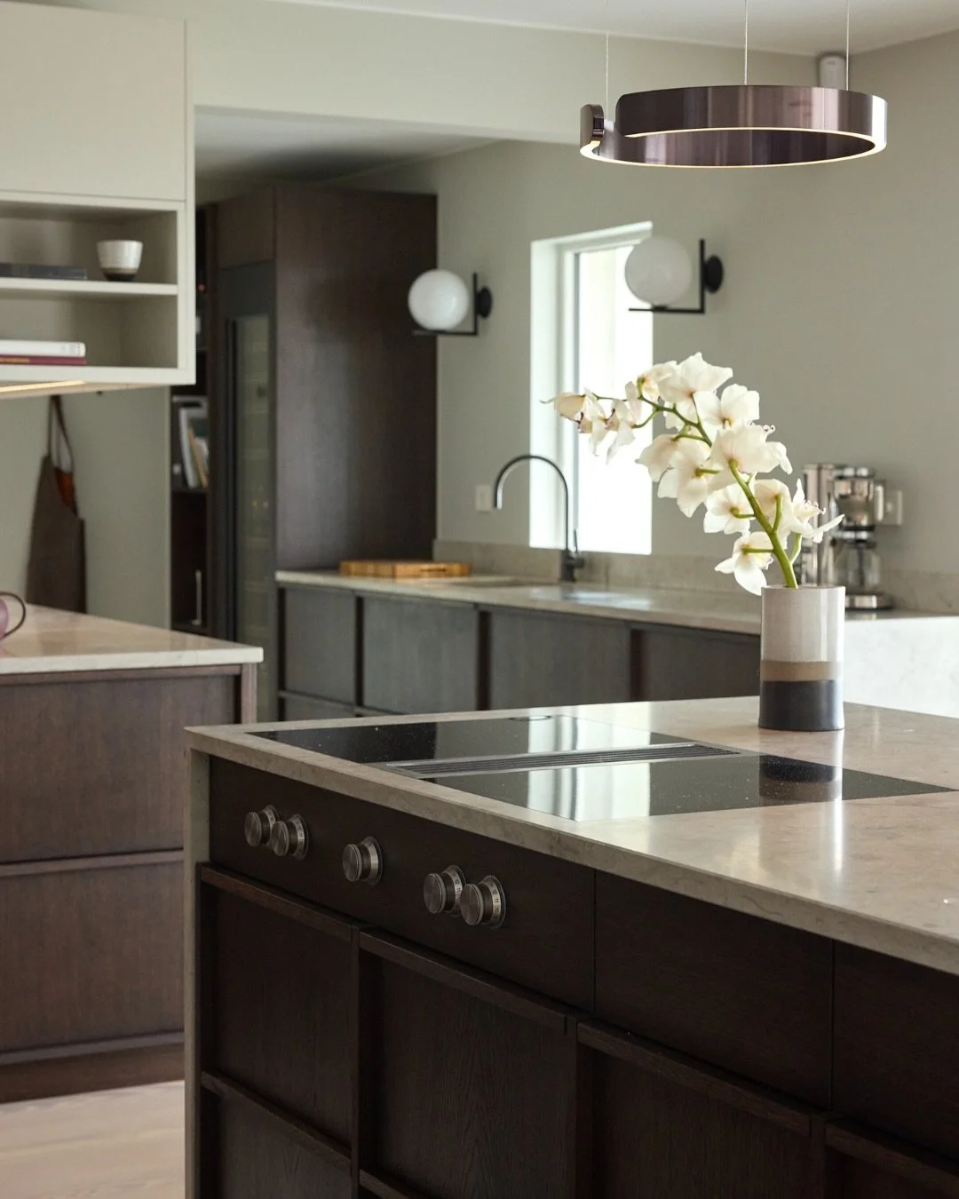 LIDING&Ouml; RESIDENCE

A harmonious blend of textures, designed for everyday living.

In this bespoke kitchen, the warmth of smoked oak meets the quiet elegance of Thala Grey stone. From carefully crafted elements to sleek upper cabinetry, every com