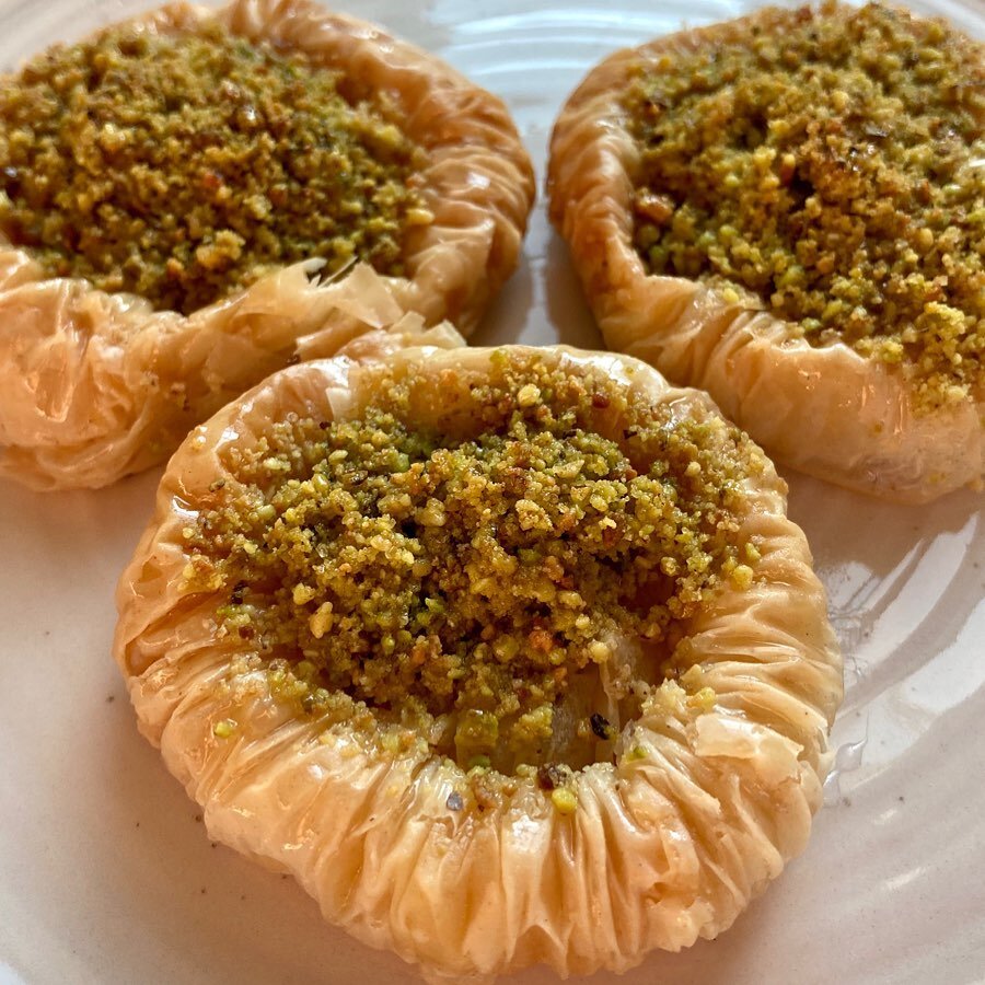 Special morning treat ☕️ and new addition to binti&rsquo;s baklava menu (https://www.bintisbakery.com/baklava) 🧿
These pistachio filled bird&rsquo;s nest are like a close cousin of baklava: crispy, light fillo filled with pistachio and a sweet, rose