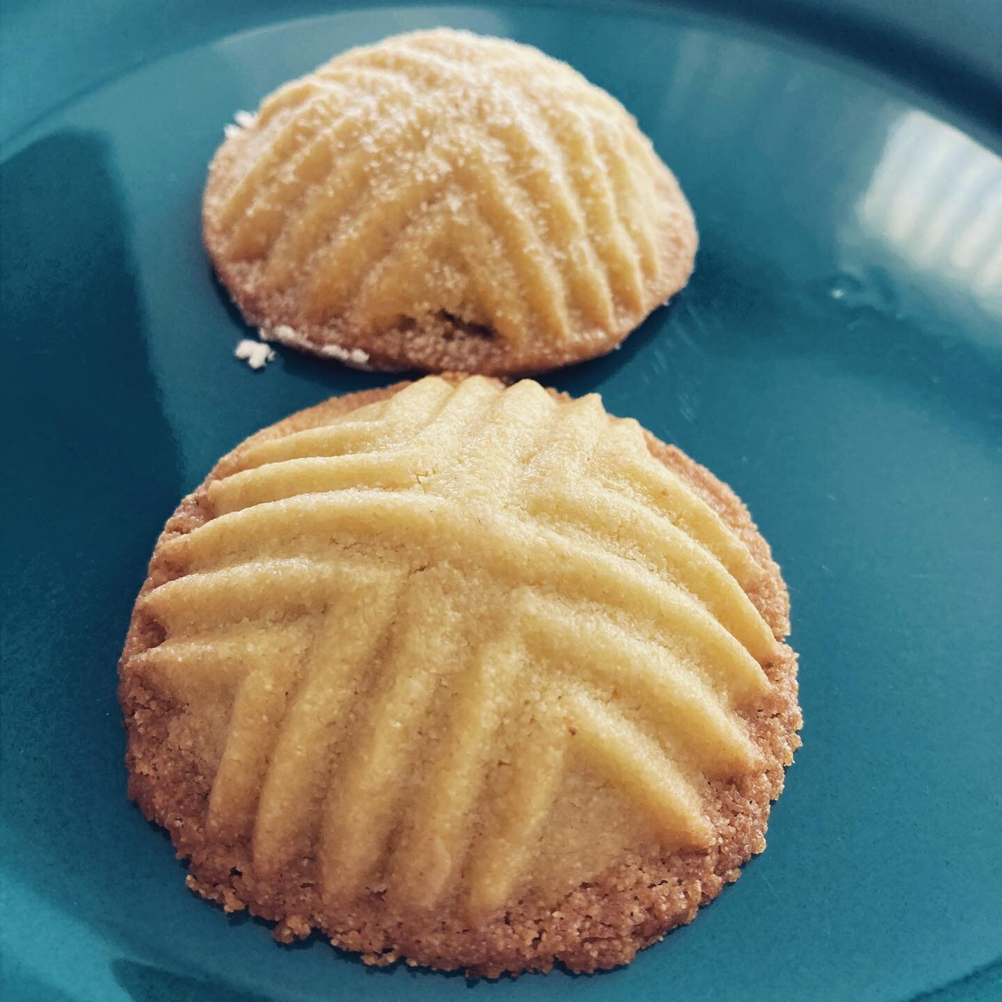 Delicate, pistachio-filled shortbread cookies with a dusting of powdered sugar- these cookies are called Maamoul and they just melt in your mouth. Adding them to the rotating menu now! www.bintisbakery.com 🥰🧿 #bintis #mymgm #hampsteadliving