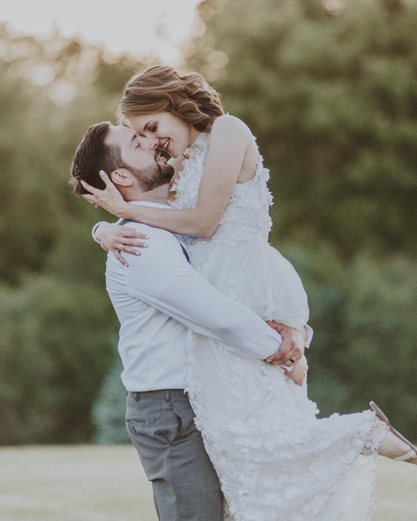 Wedding sneak peeks with this beautiful couple!