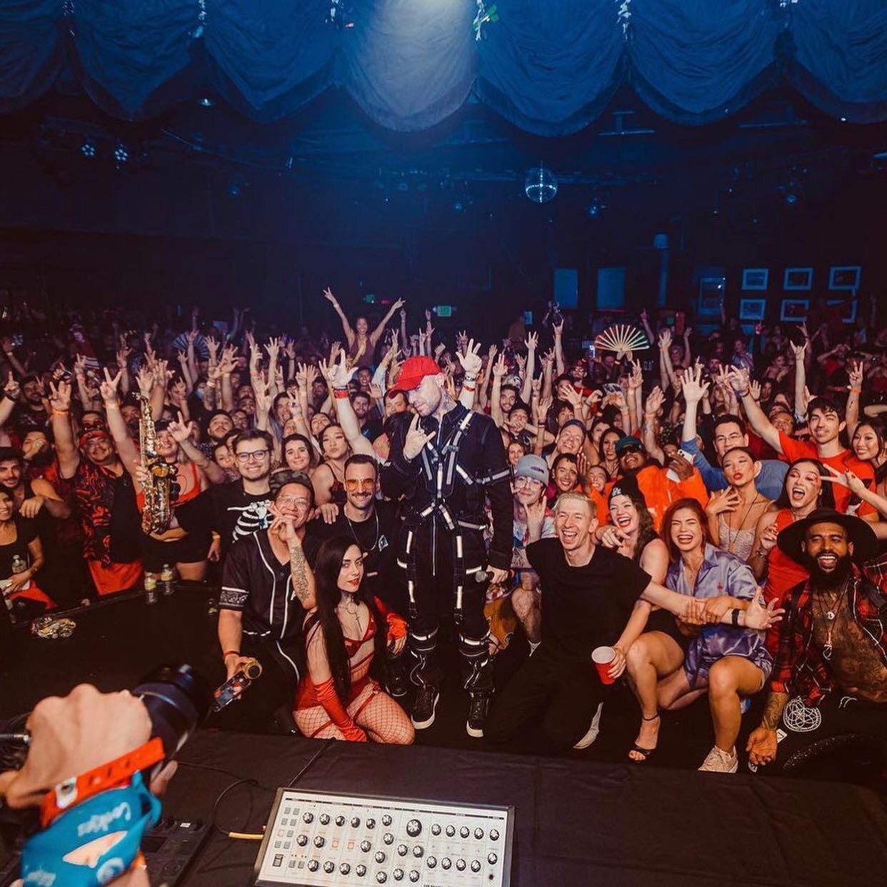 🧀 The Roxy 2/3-THE CHEESE 🧀

All the warm and fuzzy washed away our SINSSS 

Facts

✨OTG has the bestest fans

✨lots of smiles and laughter bts

✨a fan and friend from v early on @jonastermansen flew 15 hours from denmark to hollywood and stood fro