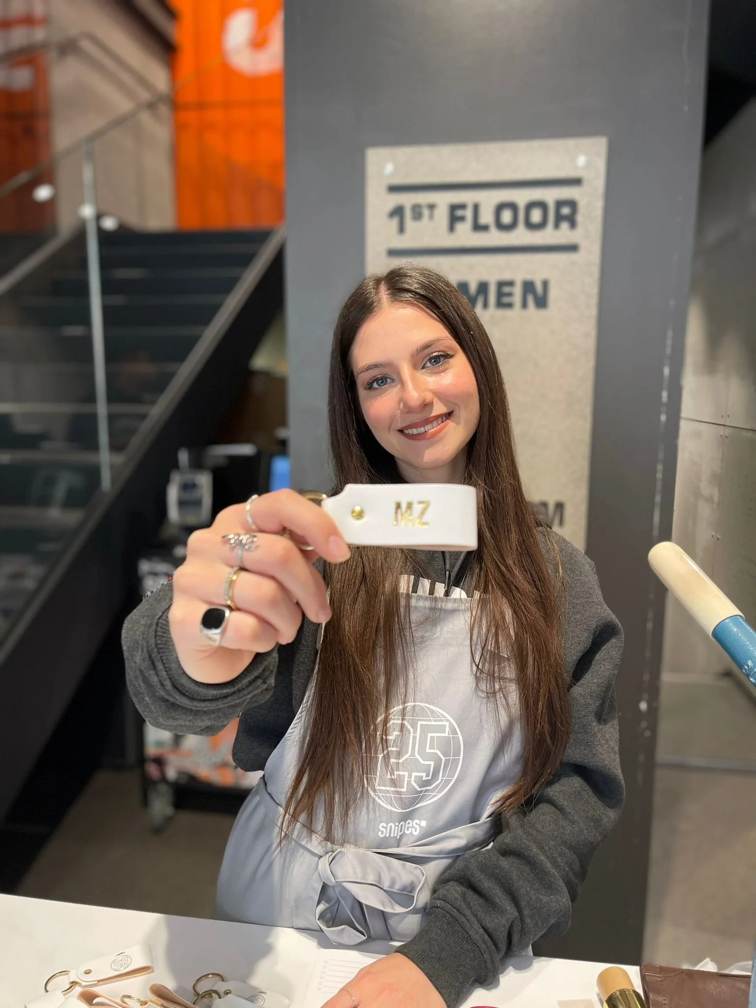 Hostess Showbiz al Snipes Nike Store