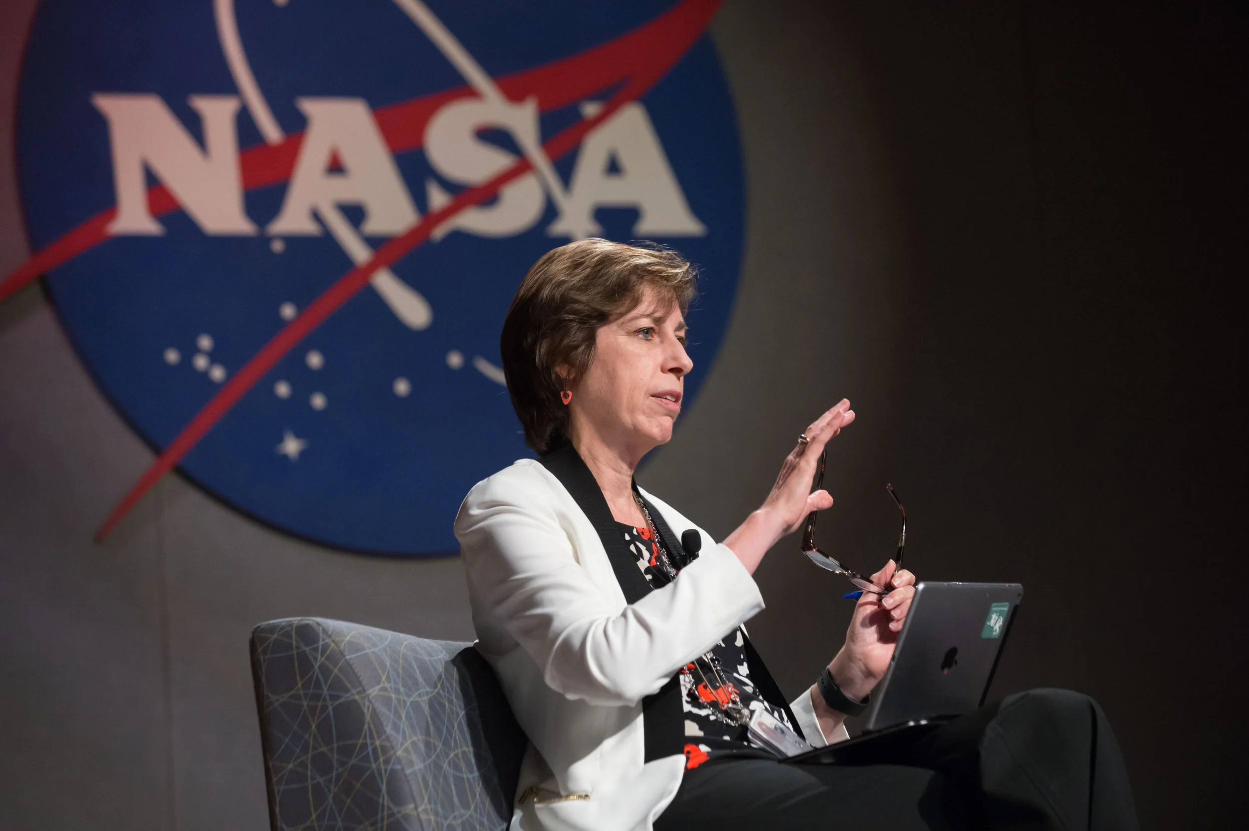 Speaking sitting_jsc2016e109423.jpg