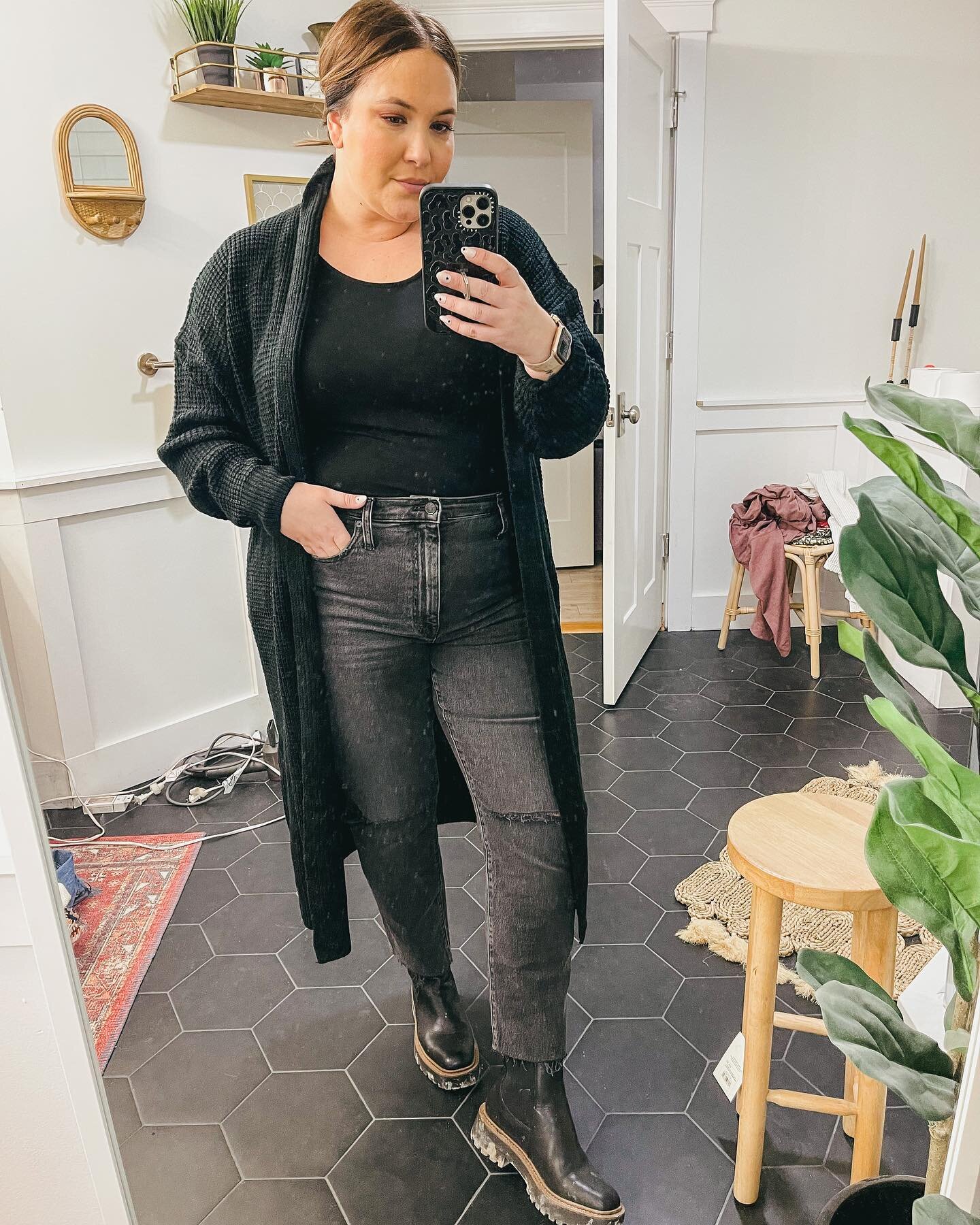 Sometimes a simple, all black look is easiest 🖤🖤

Shop everything under the SHOP page on my blog or in the LTK app. Wearing XL in the @gibsonlook bodysuit, large in the cardigan and 31 in the denim!