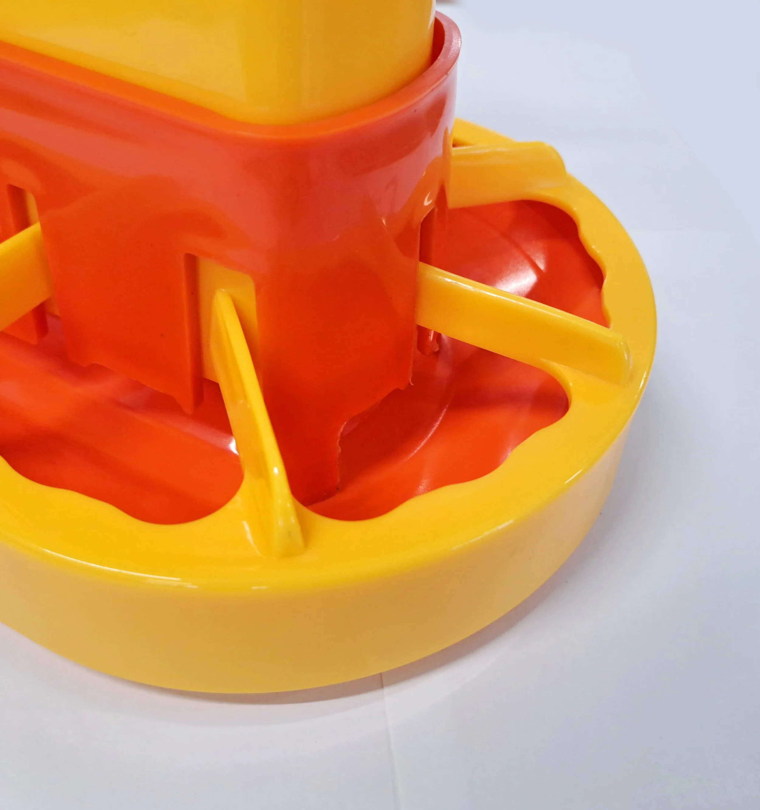 El Comedero automático para pollos de engorde: una solución eficiente para la alimentación de tus pollos