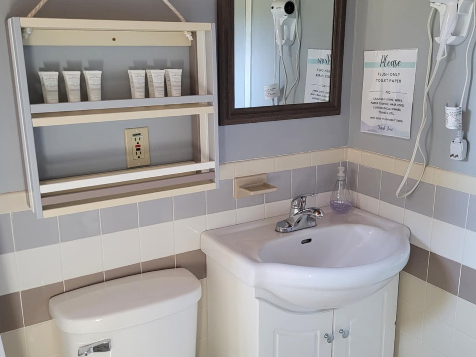 Cottage 1 Bath.jpg