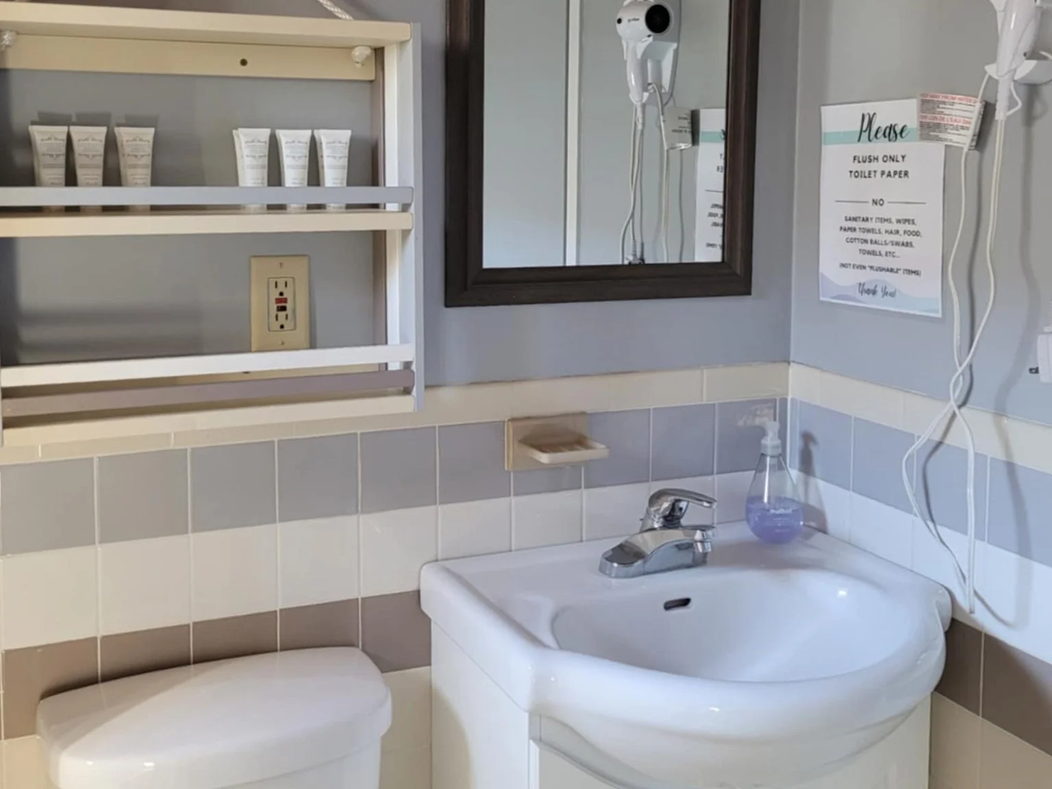 Cottage 3_bath2.jpg