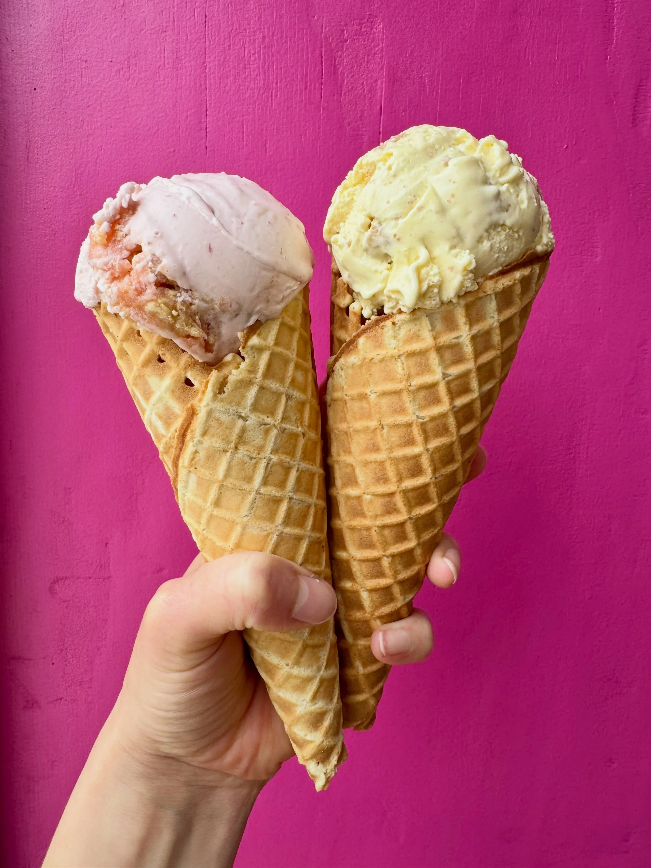 🍦Memorial Day weekend flavors just dropped!🍦

🍓 Strawberry Rhubarb Crisp Bright strawberry ice cream swirled with tangy rhubarb jam + crunchy toasted oat crisp pieces. Sweet, tart, buttery perfection. (Available in Dairy &amp; Vegan)

🍋 Key Lime 