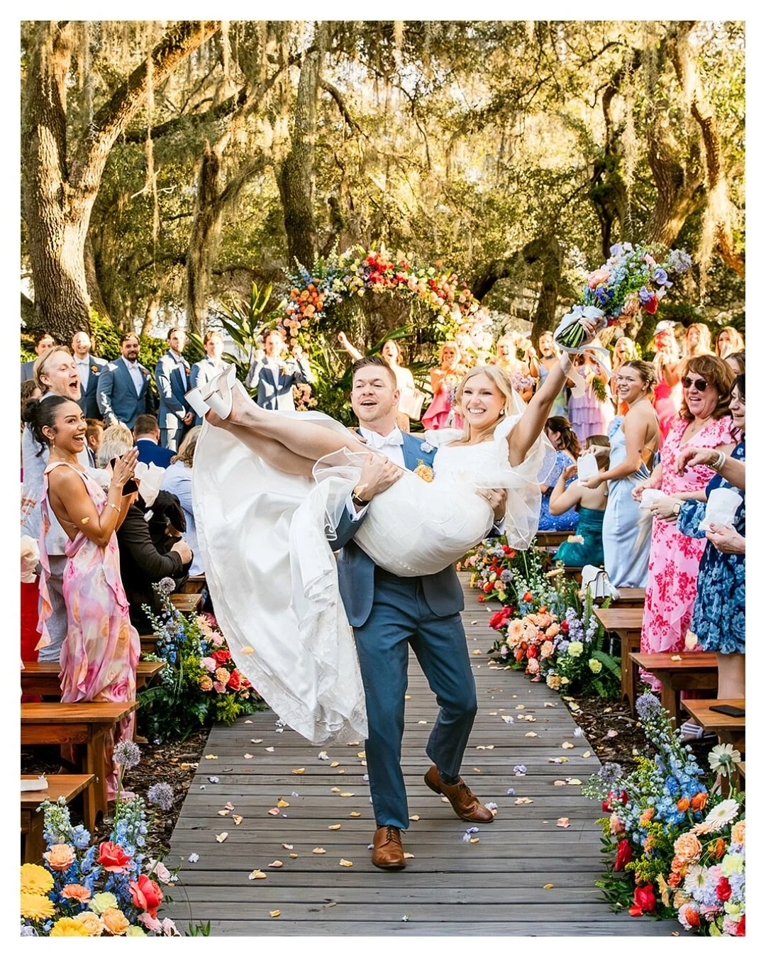 *Immediately saves to Pinterest board* 📌

Taylor &amp; JT&rsquo;s wedding understood the &ldquo;garden party wedding&rdquo; assignment - and these were just the sneak peeks! 

Their wedding truly felt like stepping into a secret garden, complete wit
