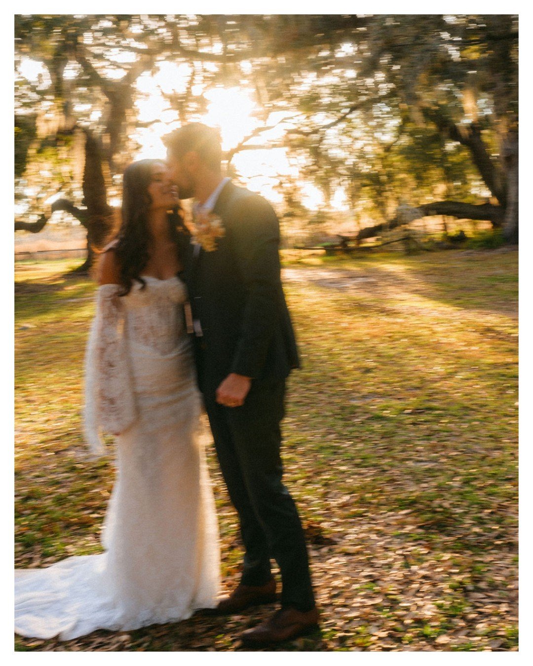 The sun was a paid actor at Jordan &amp; Casey's Mill Pond Estate wedding ☀️

We really do have some of the best spots for those sun-kissed, golden glow wedding day photos, don't you think? 😉 📸 

Credits:
Venue: @millpondestate
Planner: @b.eventful