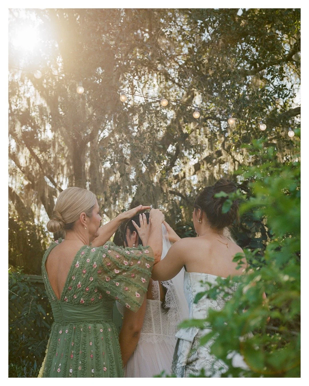 Your wedding checklist called&hellip; it forgot a few things 😉

We&rsquo;re talking:
&bull; the marriage license
&bull; comfy backup shoes
&bull; feeding your vendors
&bull; and the very important task of actually eating breakfast

Head to the blog 