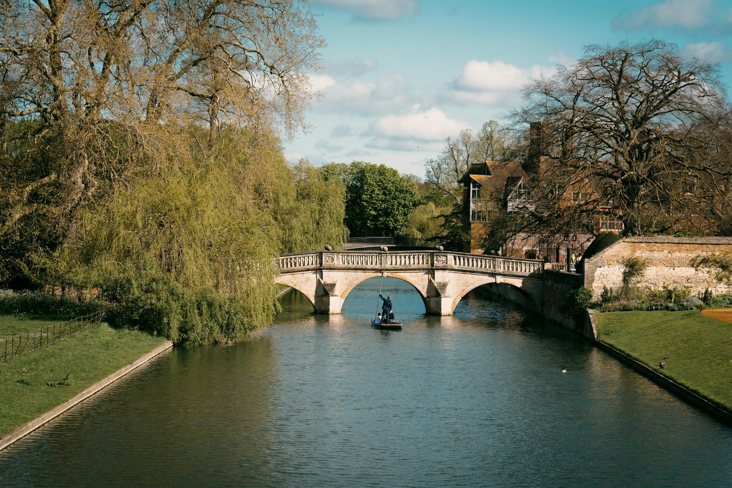 River Cam and bridge at the University of Cambridge for students considering the Cambridge LLM postgraduate Law degree
