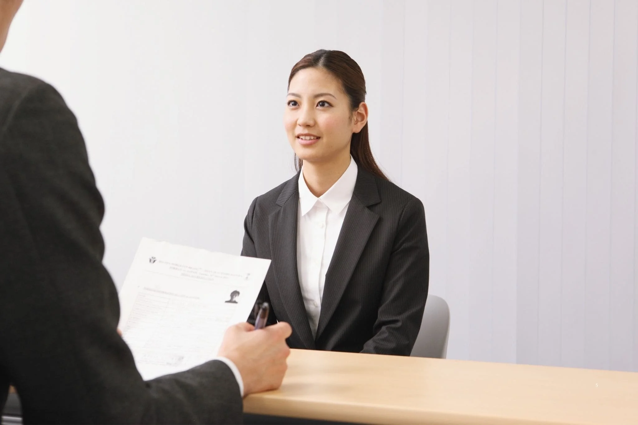 Medical school MMI interview preparation, with a student answering questions from an interviewer.