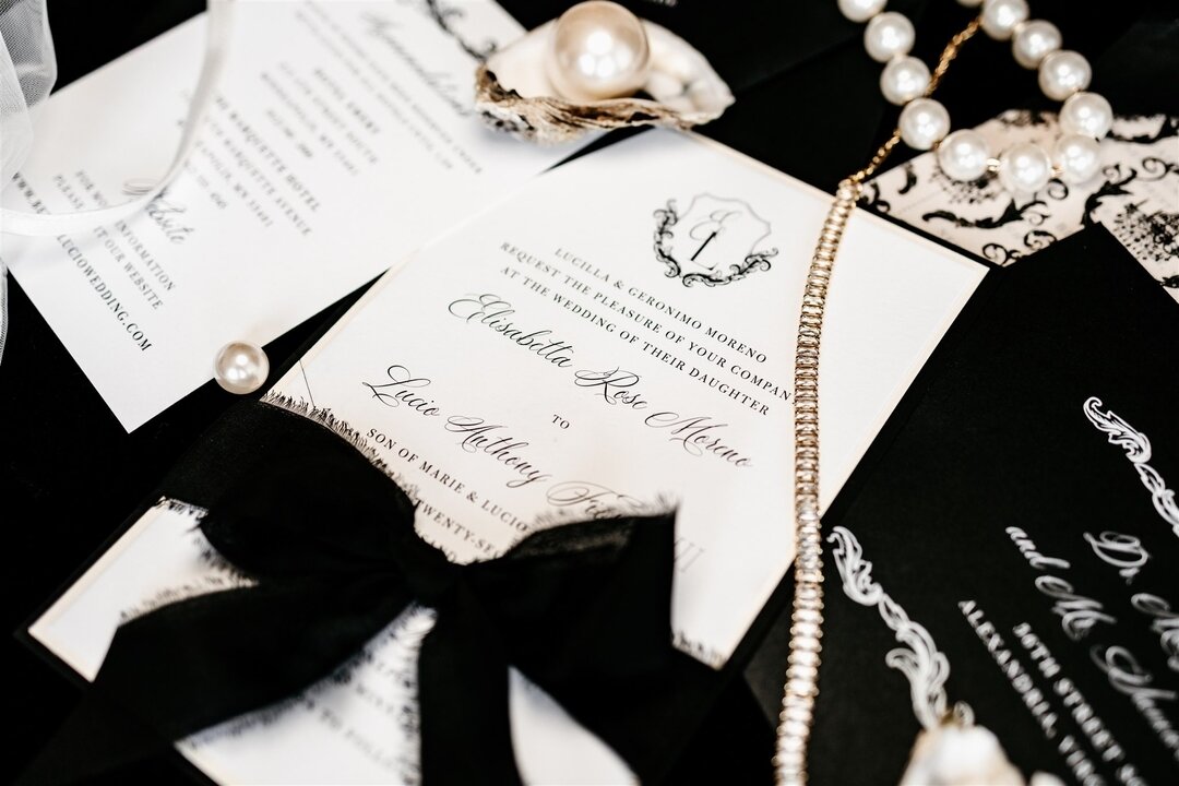 A good black and white invitation suite just calls out to elegance and the right kind of drama. ✨
Planning + Design: @anna__moe x @serendipitous_events
Venue: @urbandaisyevents
Photo: @kadencecrusephoto @vanessaleephotomn
Video: @blushfilmco
Florals: