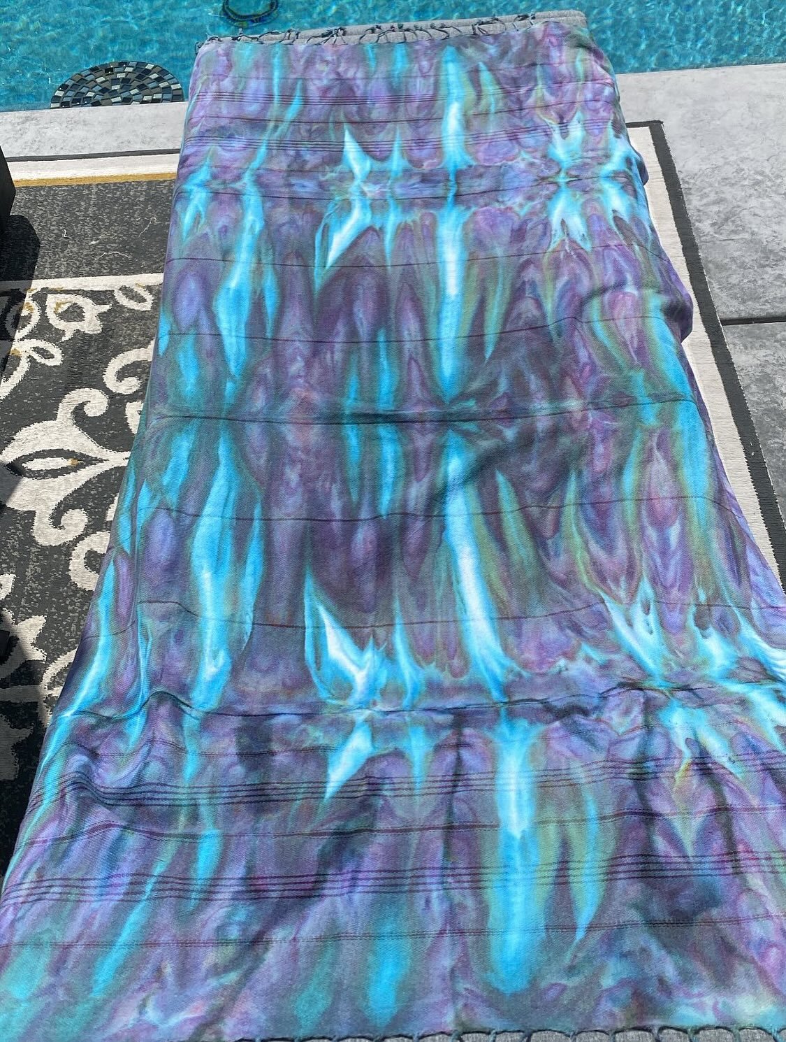 🧊 obsessed! Ice Dyed Turkish Towel with the elevation method creates beautiful movement in the fabric. 

🧙 excited to experiment a bit more with new color combos and this method. 

#icedye 
#icedyed 
#turkishtowel 
#diyfashion 
#diyhomedecor 
#craf