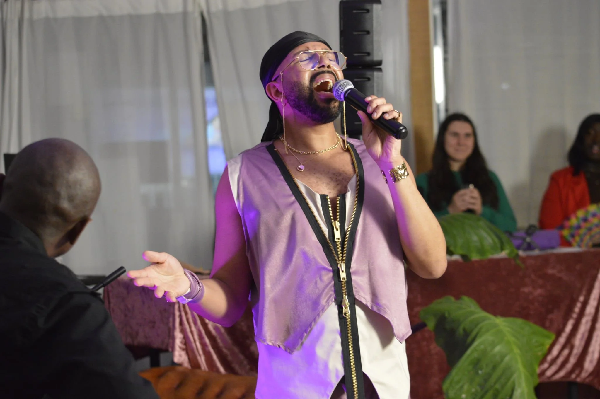 Dee Joyce : L’élégance et l’authenticité au cœur de son nouvel album « L’heure d’aimer »