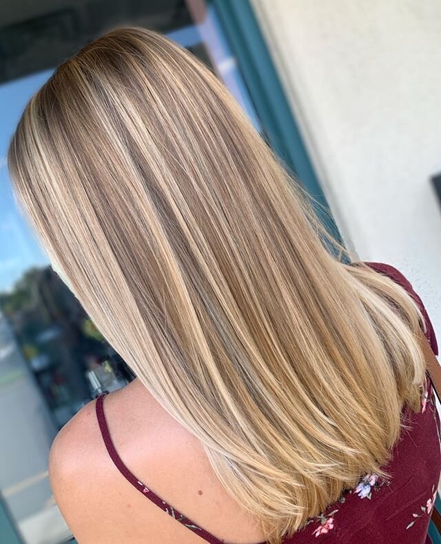Low Maintenance✨

Isn&rsquo;t that what we all strive for? 
Less maintenance!! Don&rsquo;t get me wrong- I love seeing you guys come in more frequently! But I understand you want to stretch out the time between appointments 😂🙌🏻 Freehand balayage c