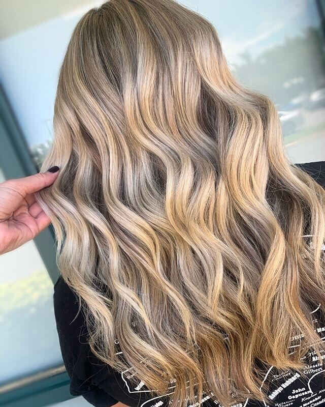 Crushing hard on these waves 😍

This look was created by #Babyliss Titanium 1 inch curling iron.

I like to use a smaller barrel to create loose waves (especially in this Florida heat!)