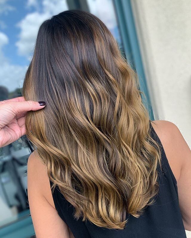 Dripping with Dimension💦

Lived in color. It&rsquo;s not only for blondes. 
Contrasting tones thanks to highs AND lows within the color can also produce a flawless grow out. 
There are multiple techniques I use to create low maintenance color for my