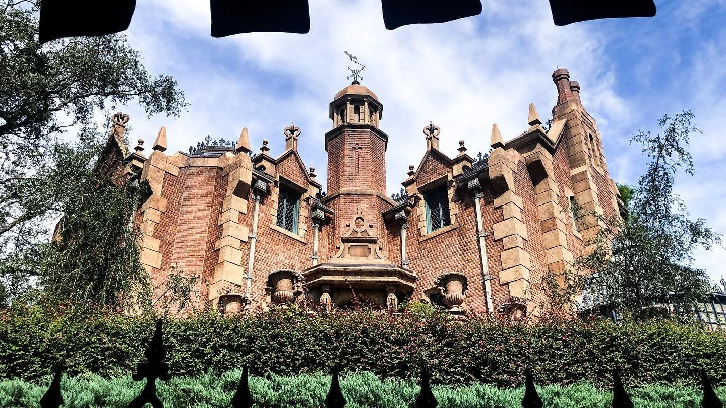 Mansion Monday 👻🏚

🎢: The Haunted Mansion
📍: Magic Kingdom, Walt Disney World 

#disney #waltdisney50 #waltdisneyworld #disneyworld #wdw #magickingdom #hauntedmansion #grimgrinningghosts #disney #vacation #vacationmode #spring #springbreak #summe