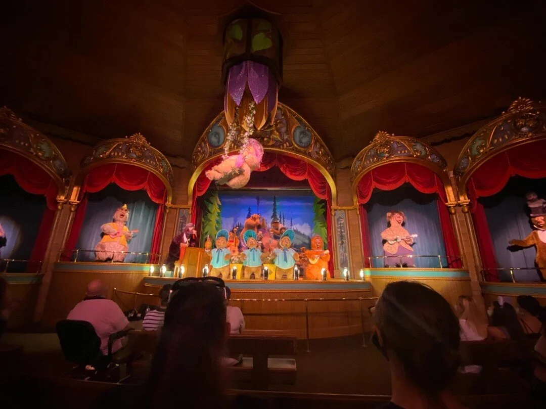 Can't bear 🐻 the Florida heat? Visiting the Country Bear Jamboree is a great way to take a break from walking around the park and to sit in the a/c, along with seeing the fun show!

Which song is your favorite?? 🎶

🎢: Country Bear Jamboree
📍: Mag