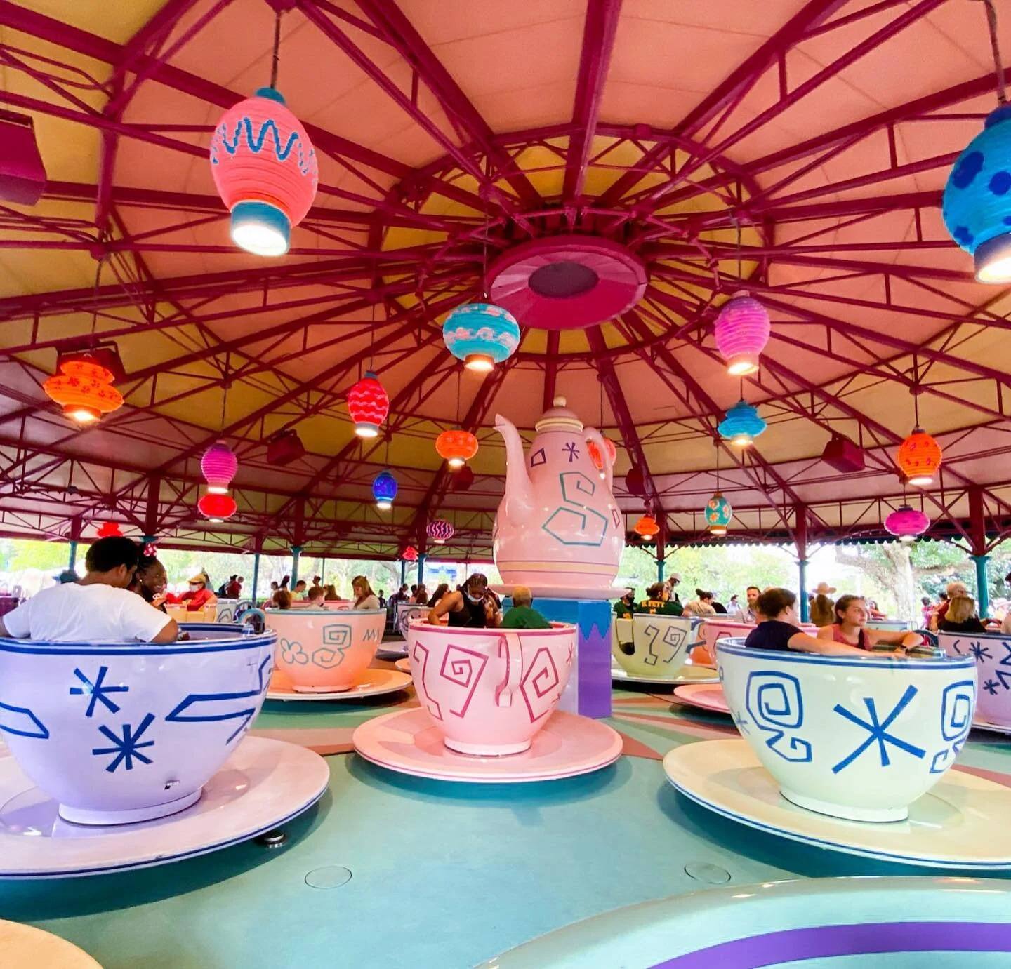 Has anyone seen the white rabbit? 🐰🫖

🎢 Mad Tea Party
📍Magic Kingdom, Walt Disney World Resort

#disney #disneyvacation #disneymom #disneydad #wdw #waltdisneyworld #DisneyWorld #DisneyWorld50 #madhatter #vacation #travel