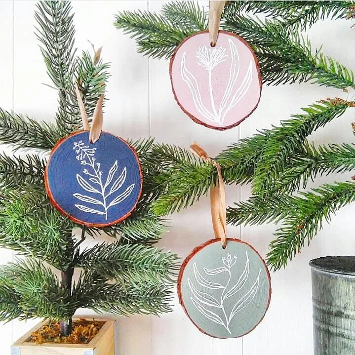 What's your favorite wildflower? I'm slowly turning my front yard into a wildflower and herb garden. I'm about 25% there and the bees and rabbits LOVE it. 
.
.
I think that was the inspiration for these botanical ornaments I painted this week. I step