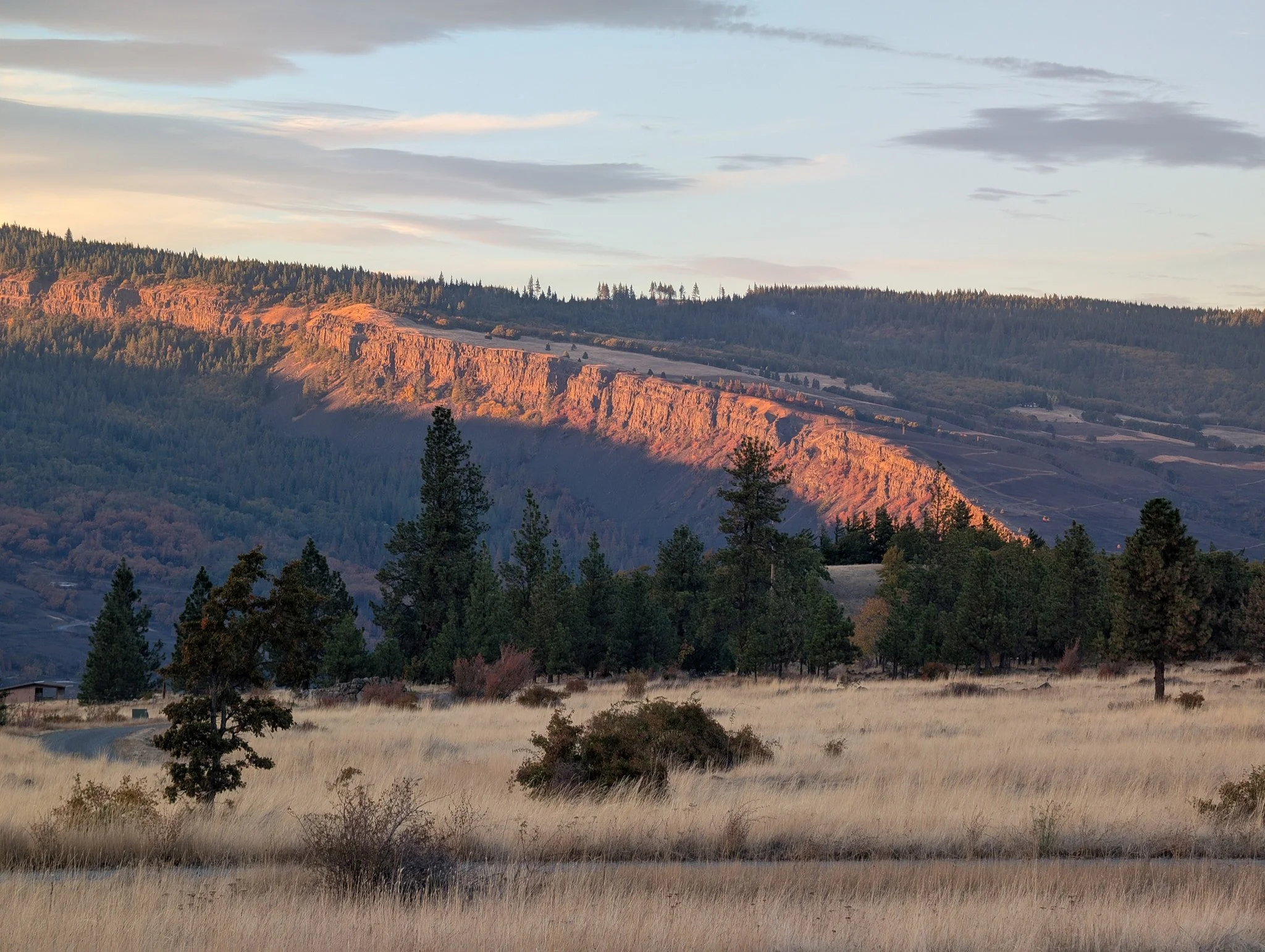 Fall light.

 #pnw #gorgewine #winecountry #visithoodriver #views #Moisier #sunset #FallVibes