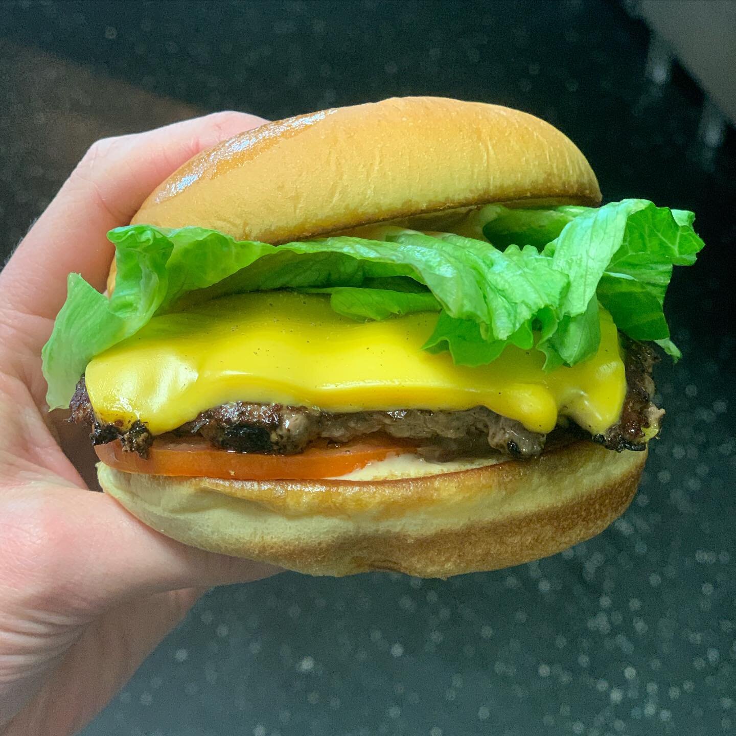 MEET:

The Truck Burger 

110g roo patty, thick American cheese, house made truck sauce (tangy mayo), fresh tomato, crunchy lettuce on a Martins potato bun