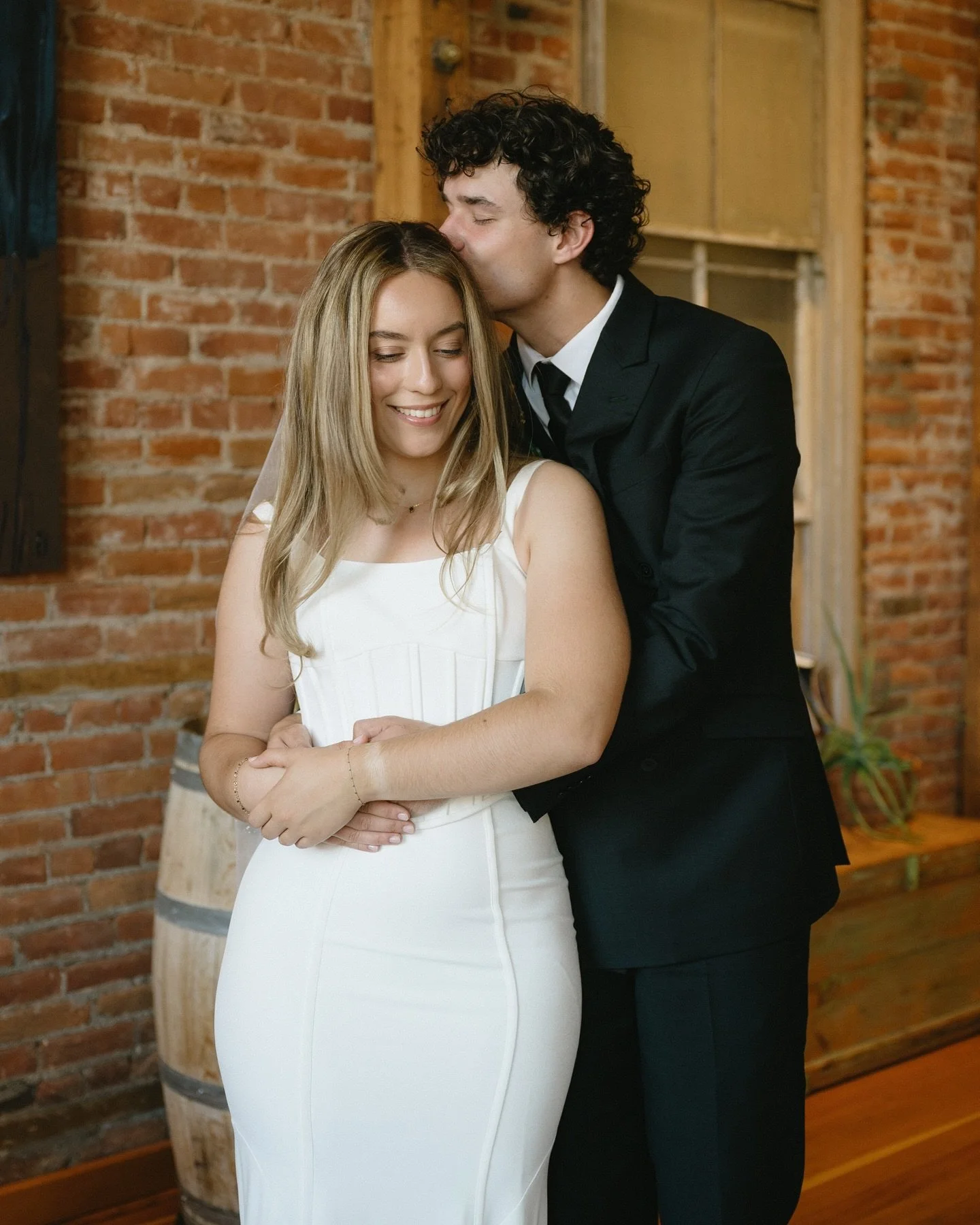A fall wedding in a gorgeous historic building? Say less. Cocktail hour before the ceremony spent with their guests, an informal dinner afterwards, and then a little auction and some dancing to close they night&hellip;Makayla + Colin&rsquo;s day at t