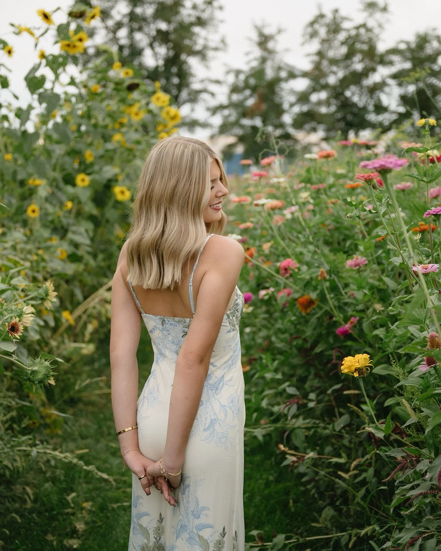 Forever trying to keep up on sharing sessions, so here&rsquo;s a little look from Lauren&rsquo;s late summer senior sesh at the flower farm! 🌻

#kaileemeyerphotography #wallawallaphotographer #wallawallaseniors #wallawallaseniorphotographer