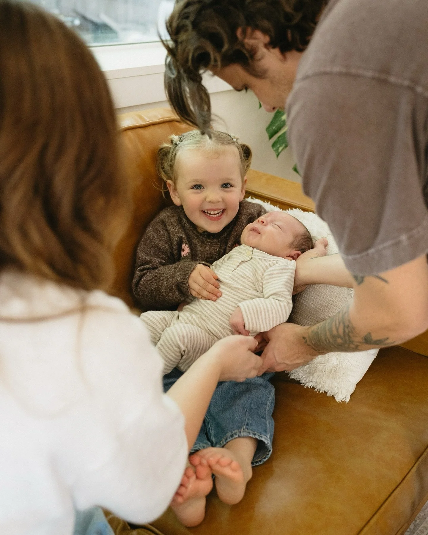 Love this sweet family. There&rsquo;s just something so special about capturing people where they&rsquo;re most comfortable, in a season of newness. The laughs, the cuddles, the unexpected acrobatics from toddlers&hellip;I love it all!

#kaileemeyerp