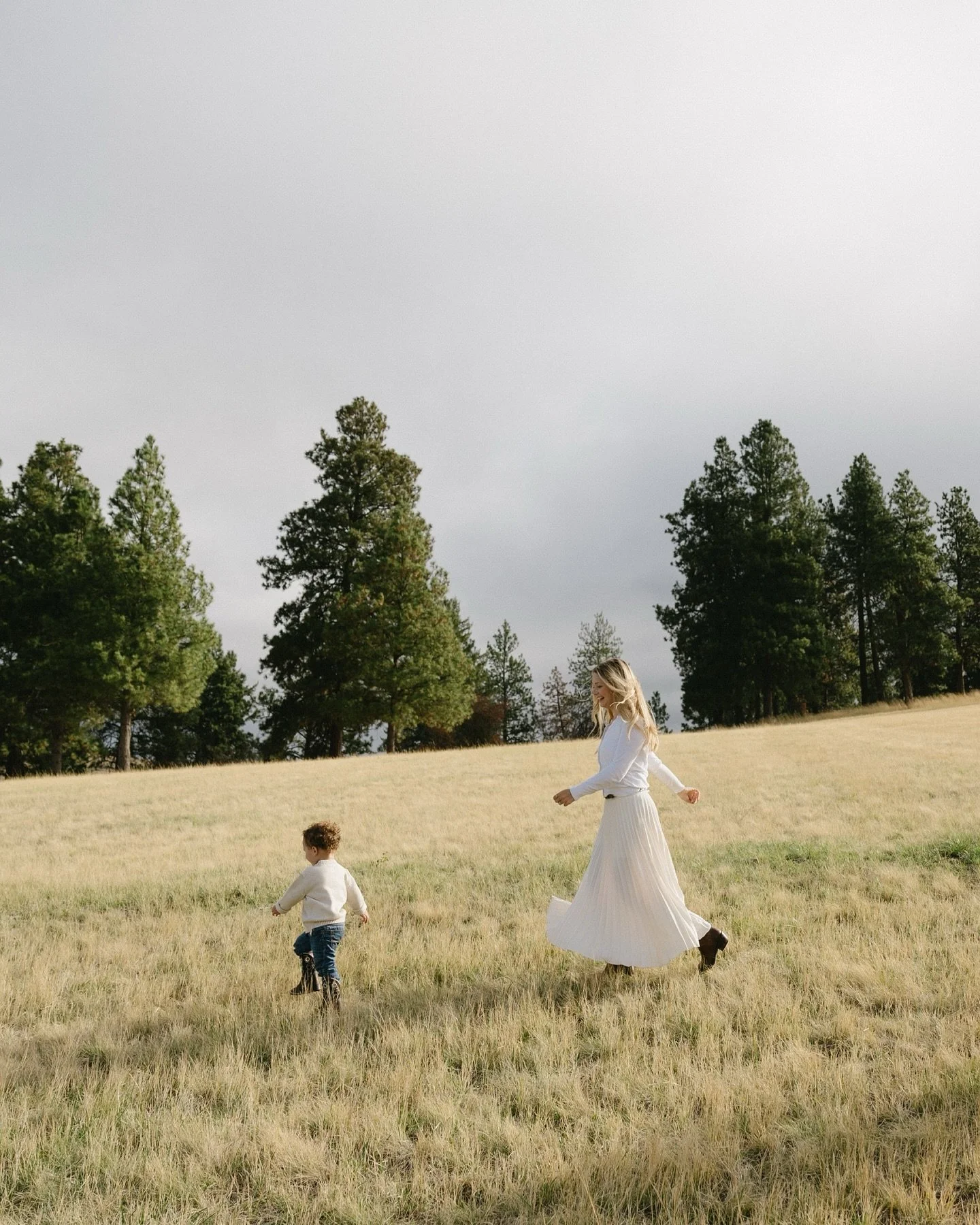 What a backyard session looks like when you live by the Blues 😍

#kaileemeyerphotography #wallawallaphotographer #wallawallafamilyphotographer
