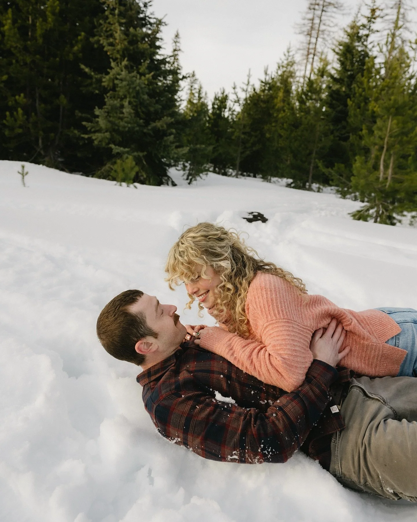 Happy love day! ❤️ It&rsquo;s also gallery delivery day for these cuties and goodness I just can&rsquo;t get over how fun their session in the mountains was.

#kaileemeyerphotography #wallawallaphotographer #wallawallaengagementphotographer #wallawal