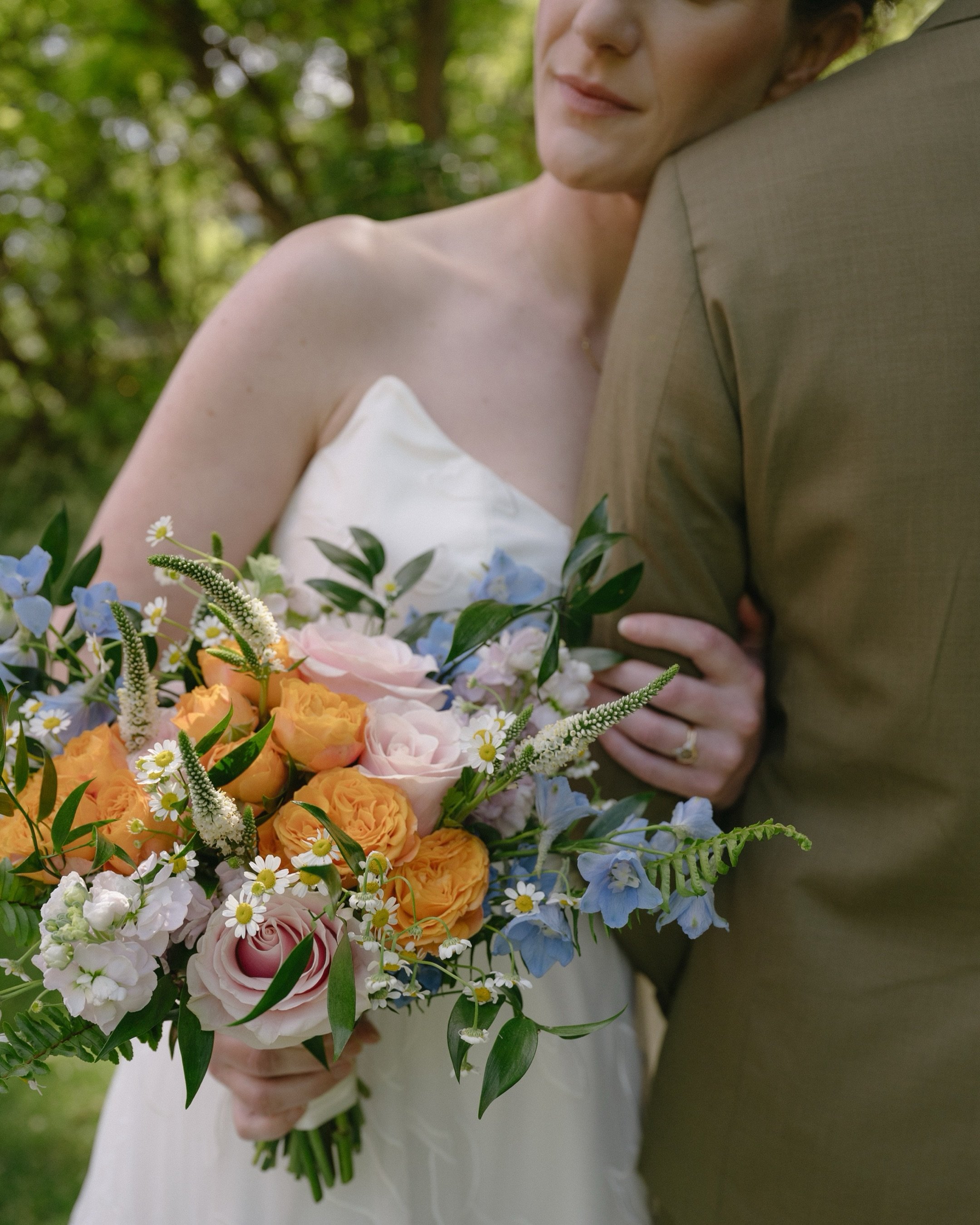 When the vibe of your dress is a perfect match to the florals and venue 👏🏻 Sophia and Ken&rsquo;s day was filled to the brim with laughter and joy, I can&rsquo;t wait to share more!

Venue | @winnhomestead
Florals | @elegantcutfloral
Dress | @truve